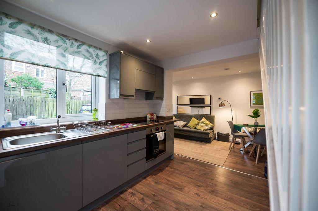Air Host And Stay - Apartment 5 Broadhurst Court Sleeps 6 Minutes From Town Centre Stockport Ngoại thất bức ảnh