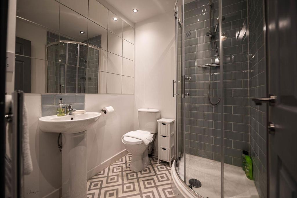 Air Host And Stay - Apartment 5 Broadhurst Court Sleeps 6 Minutes From Town Centre Stockport Ngoại thất bức ảnh