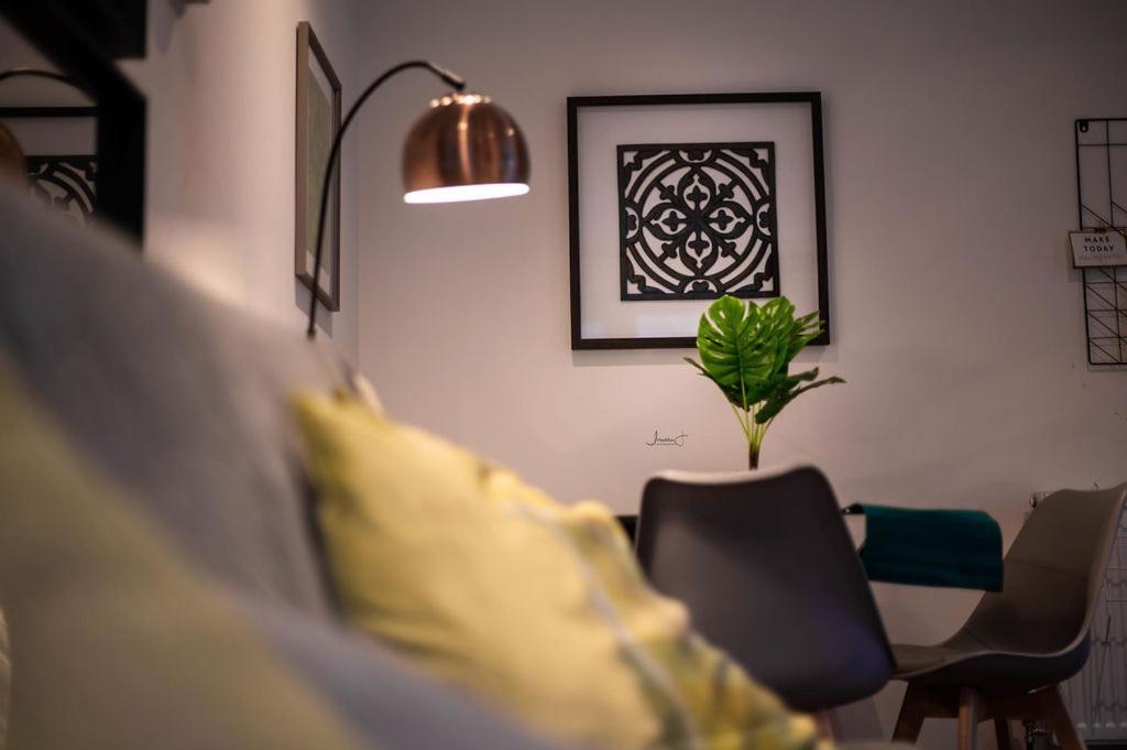 Air Host And Stay - Apartment 5 Broadhurst Court Sleeps 6 Minutes From Town Centre Stockport Ngoại thất bức ảnh