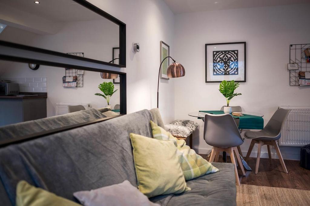 Air Host And Stay - Apartment 5 Broadhurst Court Sleeps 6 Minutes From Town Centre Stockport Ngoại thất bức ảnh